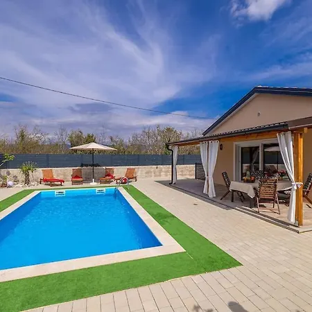 Kuca Za Odmor Aslan S Bazenom Vakantiehuis *