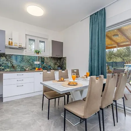 Vakantiehuis Kuca Za Odmor Aslan S Bazenom