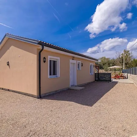 Kuca Za Odmor Aslan S Bazenom Vakantiehuis