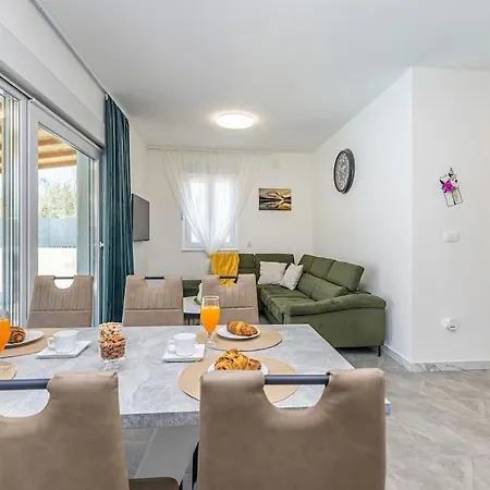 Holiday home Kuca Za Odmor Aslan S Bazenom Gostinjac